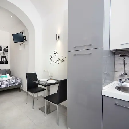 Alexandra Exclusive נאפולי