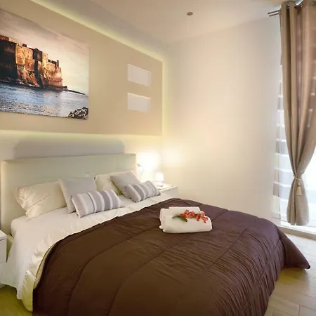 Alexandra Exclusive * נאפולי